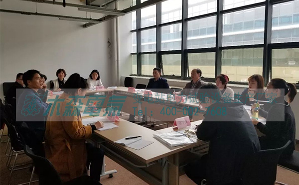 木森電氣參加湖北跨境電子商務學習學員在相互討論